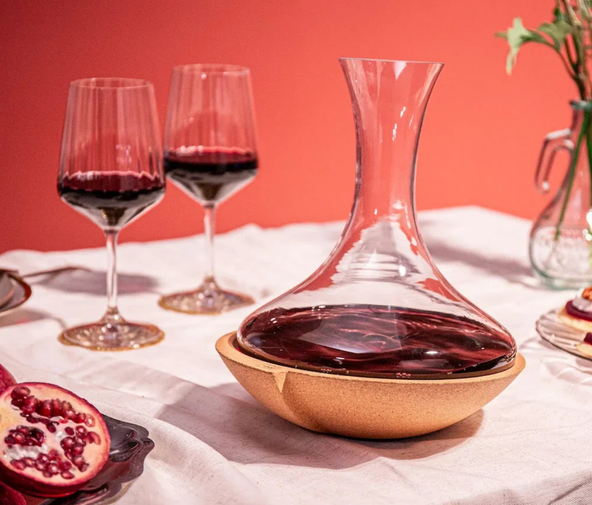 Transformeer elke fles wijn in een onvergetelijk moment met de Swirling Carafe van Vacu vin